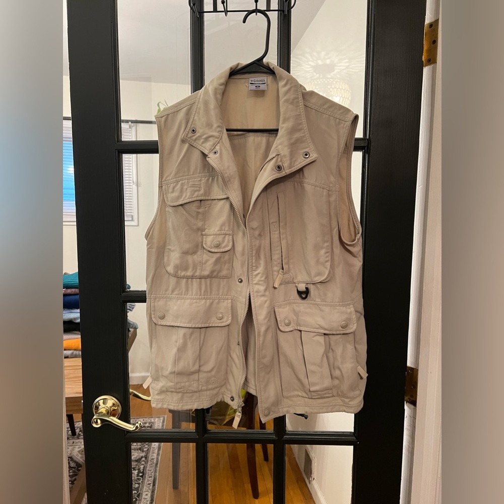 NWOT Columbia GRT Vest Men Medium Beige Omni Utility Cargo Outdoor Fishing Hike